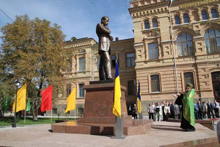Освячення пам'ятника Володимиру Винниченку Освячення пам'ятника Володимиру Винниченку